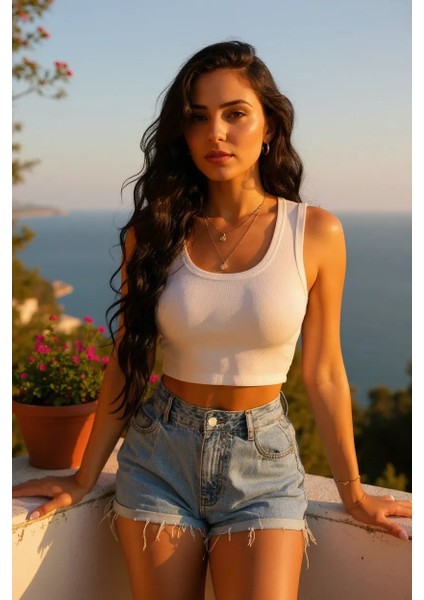 Kadın Beyaz Kare Yaka Crop Top Bluz – Şık, Rahat ve Kolay Kombinlenebilir