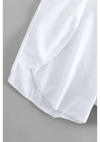 Kadın Beyaz Yırtmaçlı Etek Görünümlü Şık Deniz Şortu – Modern ve Şık Tasarım