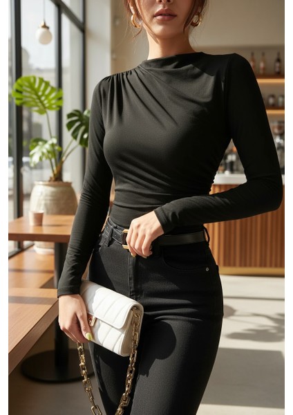 Kadın Siyah Belden ve Boyundan Büzgü Detaylı Uzun Kollu Bluz