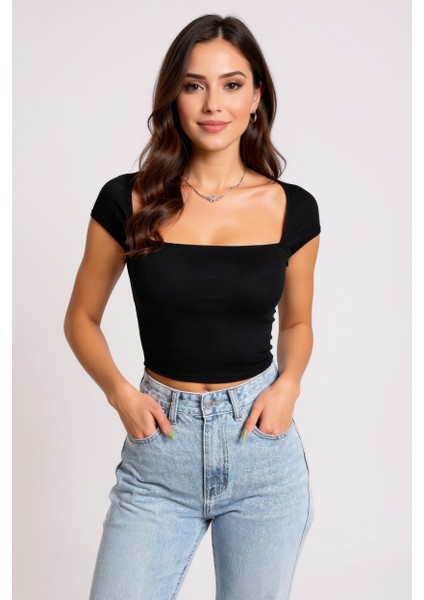 Kadın Siyah Kare Yaka Yarım Kol Göğüs Dekolteli Crop Top Bluz – Şık, Rahat ve Kolay Kombinlenebilir