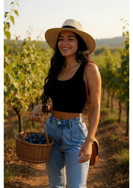 Kadın Siyah Kare Yaka Crop Top Bluz – Şık, Rahat ve Kolay Kombinlenebilir