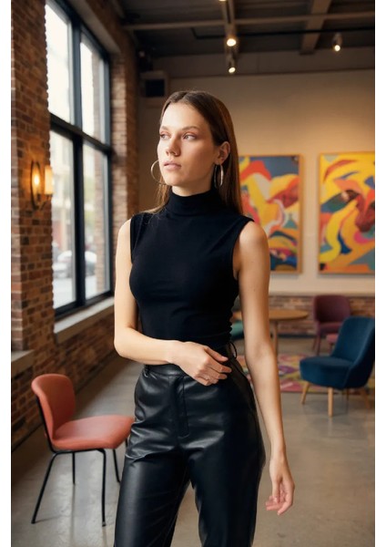 Kadın Siyah Kolsuz Balıkçı Yaka Basic Bluz fiyatları