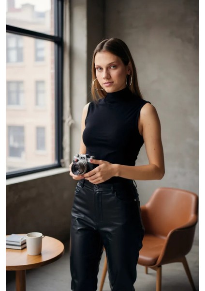 Kadın Siyah Kolsuz Balıkçı Yaka Basic Bluz