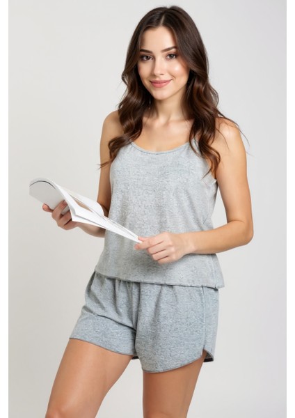 Kadın Gri Şortlu Penye Gecelik Takımı – Modern, Konforlu ve Günlük Kombinlere Uygun