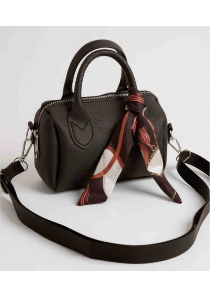 Suni Deri Siyah Kadın El ve Omuz Çantası – Desenli Fular Detaylı Mini Model