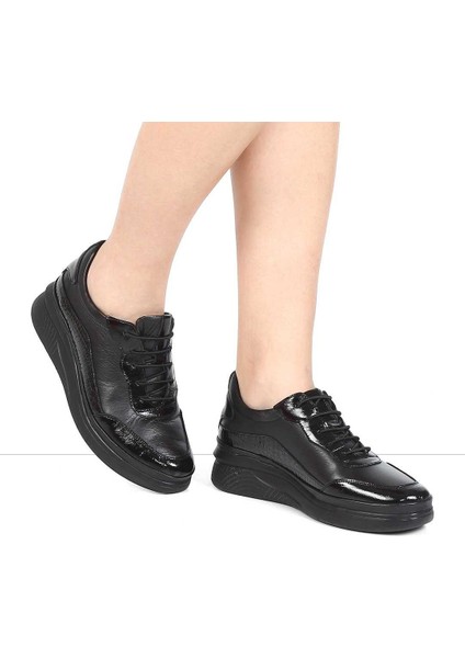 Kadın Siyah Bağcıklı Dolgu Topuklu Rugan Deri Ayakkabı