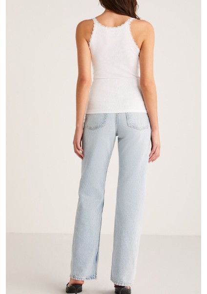 Kadın Beyaz Normal Kalıp Dantel Detalı Ince Askılı Oyuk Yaka Atlet – Modern ve Şık Tasarım indirimleri