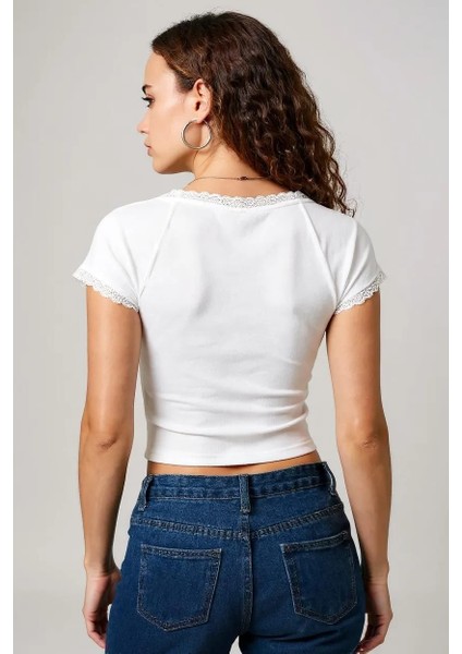 Kadın Beyaz Normal Kalıp Dantel Detalı Ince Askılı Oyuk Yaka Atlet – Modern ve Şık Tasarım