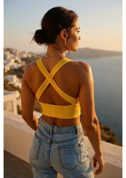 Kadın Sarı Çapraz Sırt Detaylı Şık Crop Top Büstiyer – Modern ve Şık Tasarım