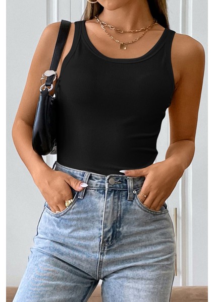 Kadın Siyah Kolsuz Kalın Askılı Uzun Crop Top Bluz & Atlet – Şık, Rahat ve Kolay Kombinlenebilir