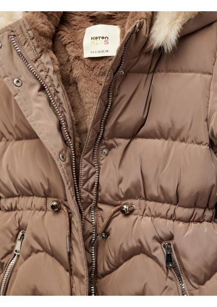 Uzun Kollu Peluş Detaylı Kapşonlu Fermuarlı Şişme Mont modelleri