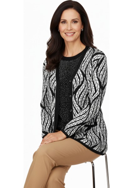 Kadın Kışlık Yünlü Örme Anne Hırka V Yaka Sümbül Motifli Çift Cepli Düğmeli Likralı Rahat