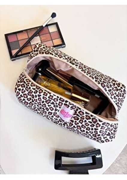 Büyük Boy Makyaj Çantası Oval Leopar Desen ile Şık ve Fonksiyonel Kullanım