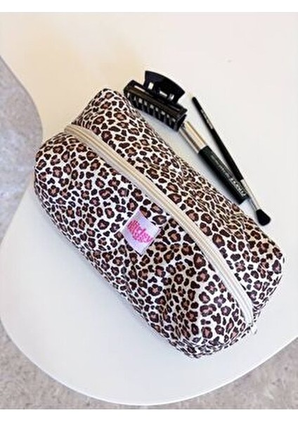 Büyük Boy Makyaj Çantası Oval Leopar Desen ile Şık ve Fonksiyonel Kullanım