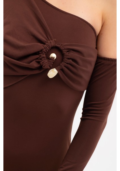 Kadın Kahverengi Tek Omuz Taş Aksesuarlı Maxi Elbise fırsatları