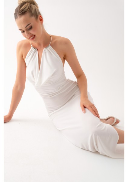 Kadın Beyaz Aksesuar Detay Dekolteli Uzun Elbise