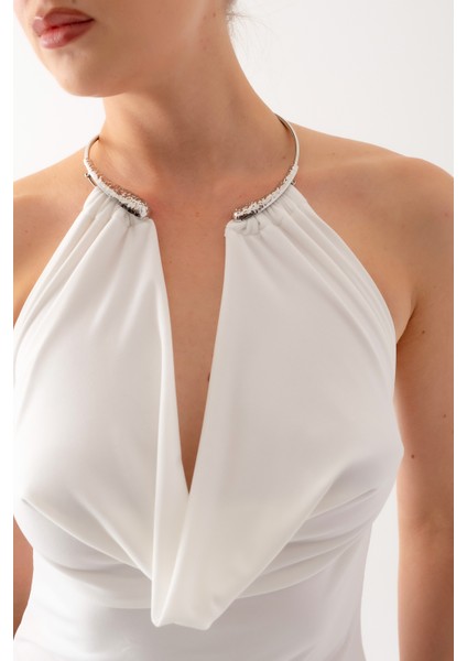 Kadın Beyaz Aksesuar Detay Dekolteli Uzun Elbise fırsatları