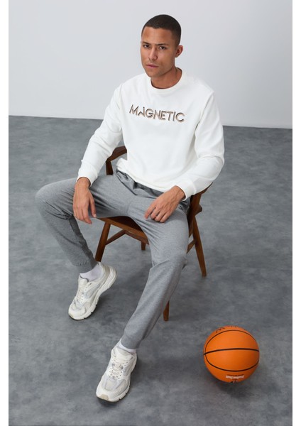 Ekru Yazı Nakışlı O Yaka Rahat Form İçi Polarlı Erkek Sweatshirt - 88020