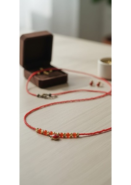 Esu Balık Detay Kırmızı Boncuk Kolye fiyatları