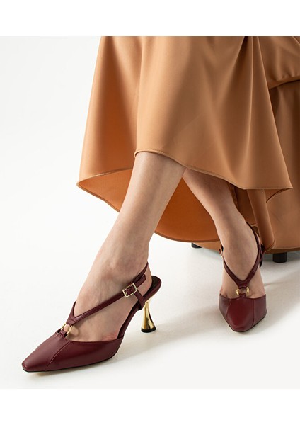 Lüks Bordo Mat Kadın Topuklu Ayakkabı Altın Detaylı Şık ve Zarif Günlük Özel Gün Kombinleri Için