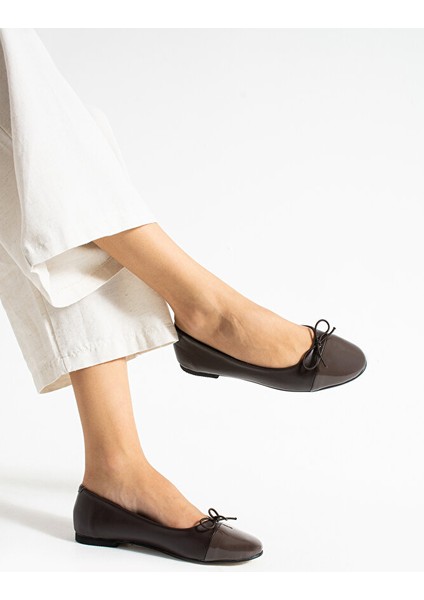 Kahverengi Rugan Burunlu Fiyonk Detaylı Kadın Babet –vegan Deri, Kaymaz Taban, Günlük & Ofis Şıklığı