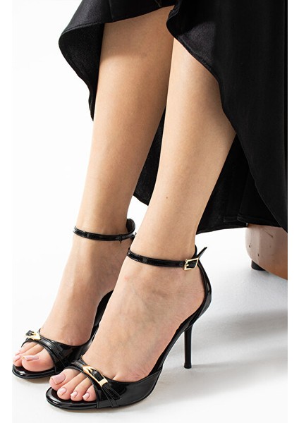 Kadın Yazlık Topuklu Sandalet Siyah Rugan 9 cm Hafızalı Pedli Vegan Deri Rahat Şık Tokalı fiyatları