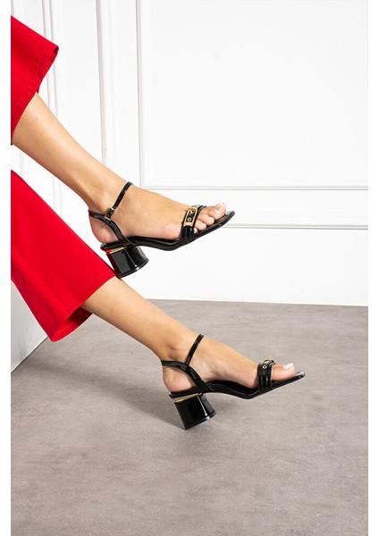 Siyah Rugan Gold Detaylı Bilekten Bantlı Blok Topuk Sandalet