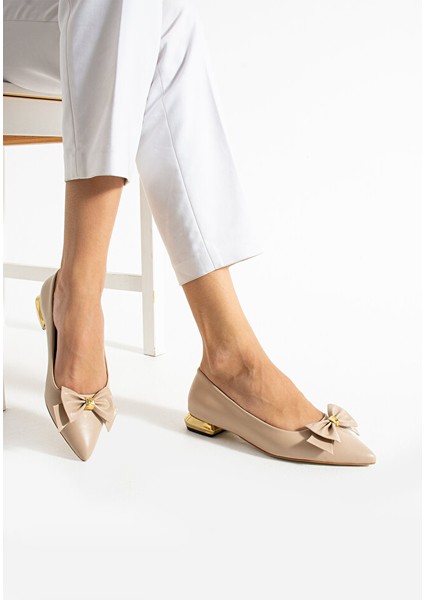 Bej Mat Vegan Deri Fiyonklu Altın Topuklu Sivri Burun Rahat Kadın Babet Ayakkabı Modeli