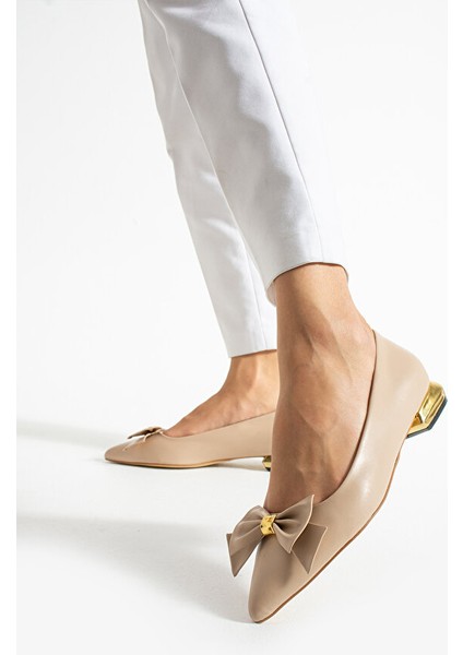 Bej Mat Vegan Deri Fiyonklu Altın Topuklu Sivri Burun Rahat Kadın Babet Ayakkabı Modeli fırsatları