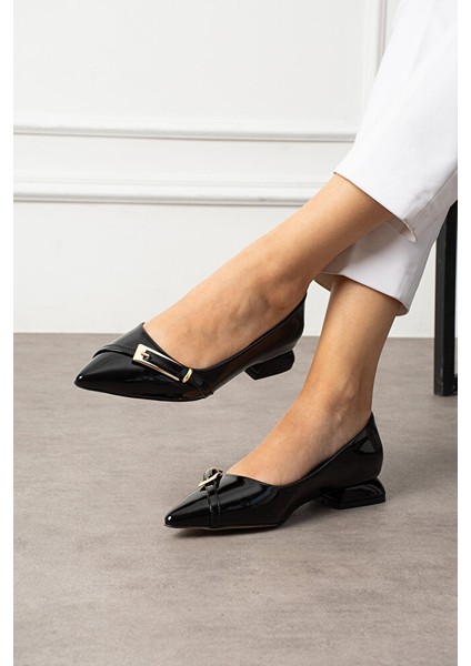 Siyah Rugan Altın Tokalı Sivri Burun Düşük Blok Topuk Kadın Babet Ayakkabı