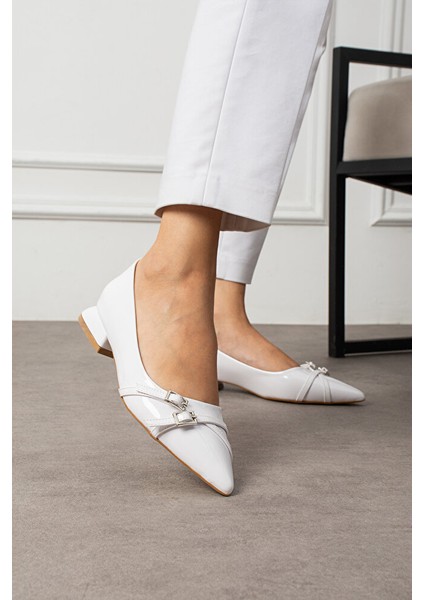 Beyaz Rugan Çift Gümüş Tokalı Sivri Burun Düşük Topuk Kadın Babet Ayakkabı Günlük Kadın Ayakkabı fiyatları