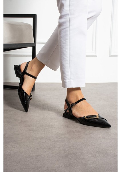 Siyah Rugan Bilekten Bağlamalı Altın Tokalı Sivri Burun Düşük Topuk Kadın Babet Ayakkabı modelleri