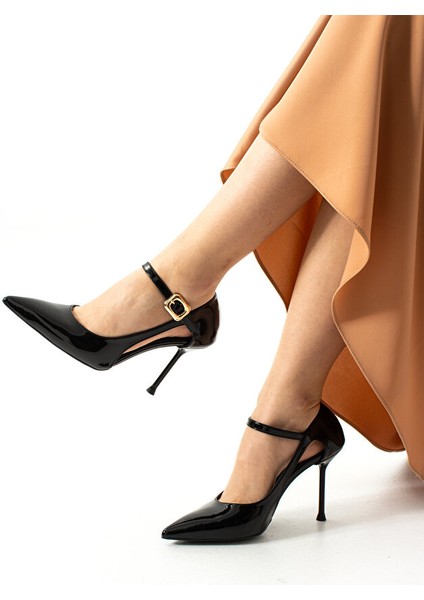 Siyah Rugan Bilekten Tokalı Stiletto – Ince Topuk, Rahat Kalıp, Sivri Burun