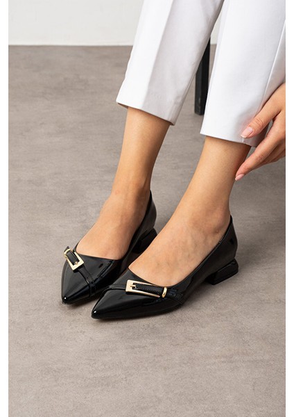 Siyah Rugan Altın Tokalı Sivri Burun Düşük Blok Topuk Kadın Babet Ayakkabı fiyatları