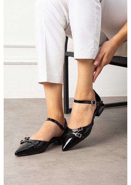 Siyah Rugan Bilekten Bağlamalı Çift Gümüş Tokalı Sivri Burun Düşük Topuk Kadın Babet Ayakkabı