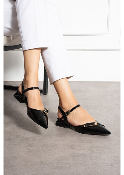 Siyah Rugan Bilekten Bağlamalı Altın Tokalı Sivri Burun Düşük Topuk Kadın Babet Ayakkabı