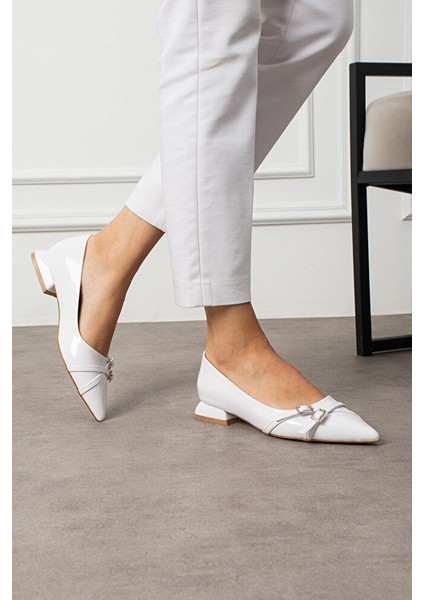 Beyaz Rugan Çift Gümüş Tokalı Sivri Burun Düşük Topuk Kadın Babet Ayakkabı Günlük Kadın Ayakkabı