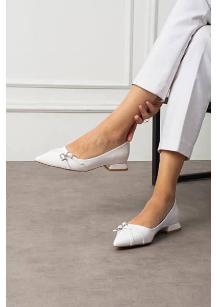 Beyaz Rugan Çift Gümüş Tokalı Sivri Burun Düşük Topuk Kadın Babet Ayakkabı Günlük Kadın Ayakkabı modelleri