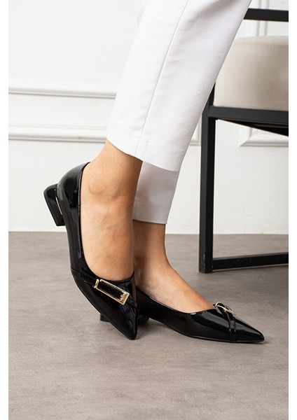 Siyah Rugan Altın Tokalı Sivri Burun Düşük Blok Topuk Kadın Babet Ayakkabı modelleri