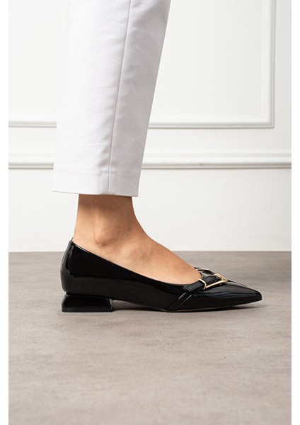 Siyah Rugan Altın Tokalı Sivri Burun Düşük Blok Topuk Kadın Babet Ayakkabı fırsatları