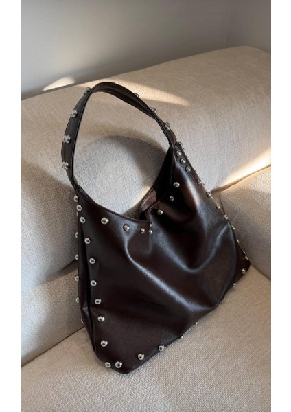 Metal Detaylı Kadın Omuz Çantası – Şık Deri Görünümlü Günlük ve Gece Kombinlerine Uygun Tasarım