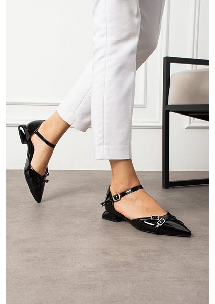 Siyah Rugan Bilekten Bağlamalı Çift Gümüş Tokalı Sivri Burun Düşük Topuk Kadın Babet Ayakkabı modelleri