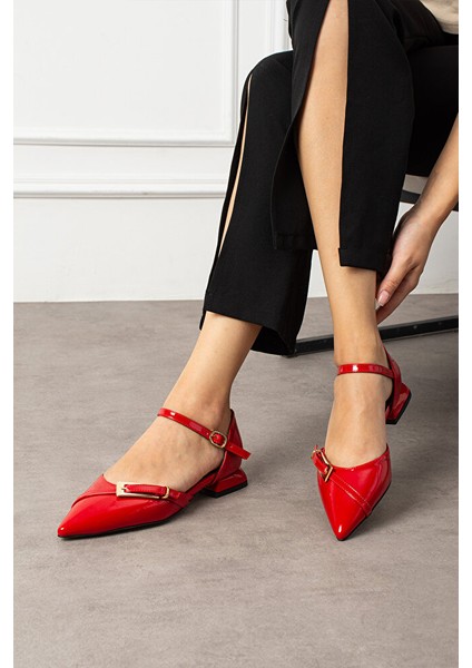 Kırmızı Rugan Bilekten Bağlamalı Altın Tokalı Sivri Burun Düşük Topuk Kadın Babet Ayakkabı