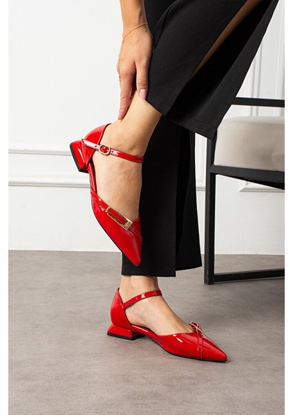 Kırmızı Rugan Bilekten Bağlamalı Altın Tokalı Sivri Burun Düşük Topuk Kadın Babet Ayakkabı modelleri