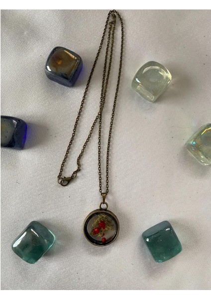 Kurutulmuş Üçlü Kırmızı Çiçek Figürlü Kolye Antik Bakır Renk