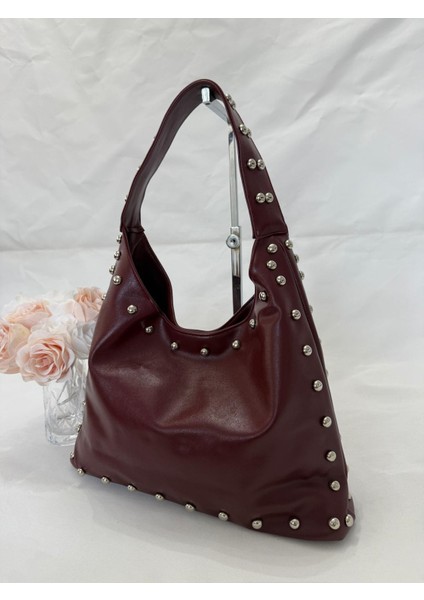 Metal Detaylı Kadın Omuz Çantası – Şık Deri Görünümlü Günlük ve Gece Kombinlerine Uygun Tasarım