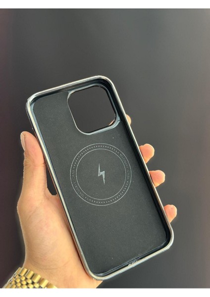 Iphone 11 Uyumlu Siyah Beyaz Sert ve Içi Kadife Suni Deri Magsafe Kılıf fiyatları