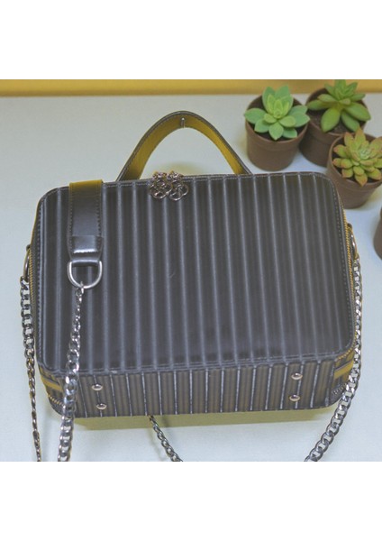 Kadın Zincir Askılı Çok Cepli Şerit Dokulu Çapraz Çanta – Modern ve Kullanışlı Model fiyatları