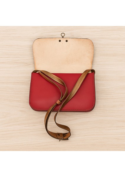 El Yapımı Hakiki Deri Kırmızı Çiçek Desenli Kadın Crossbody Çanta - El Kabartma Bohem Tasarım - Antika Pirinç Tokalı & Ayarlanabilir Askılı El Işçiliği Çanta fiyatları