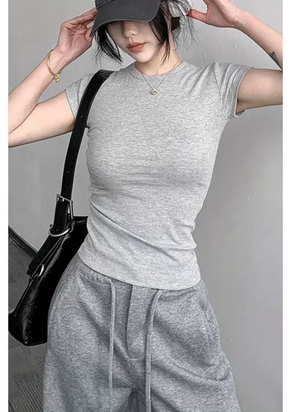 Gri Bisiklet Yaka Basic Kadın Tişört fiyatları